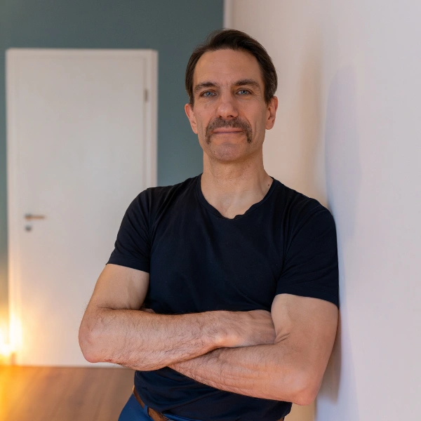 Harald Erb, Heilpraktiker für Darmgesundheit und funktionelle Medizin, in seiner Praxis in Berlin Prenzlauer Berg