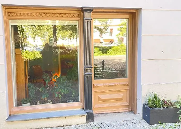 Blick auf die Praxis von Heilpraktiker Harald Erb in der Metzer Straße 20 im Kollwitzkiez, Berlin Prenzlauer Berg