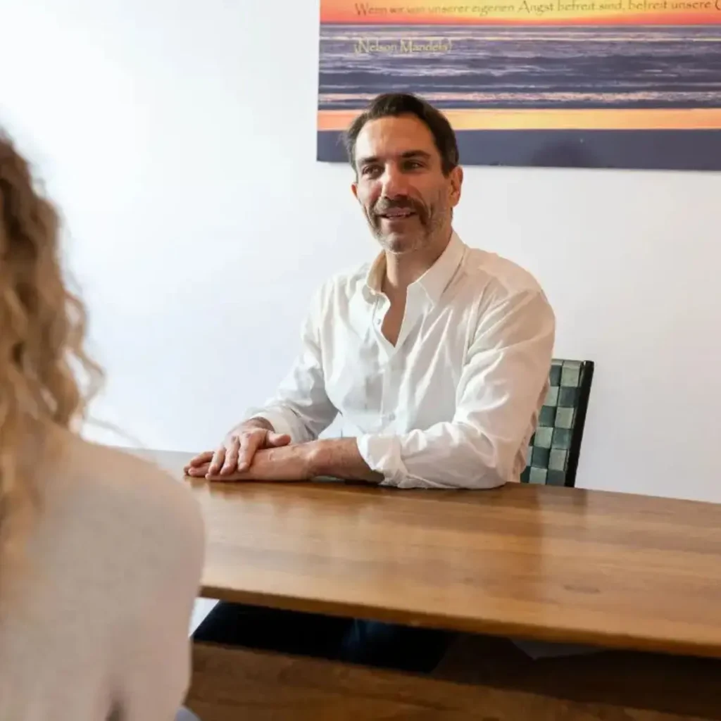 Heilpraktiker Harald Erb im Erstgespräch zur Darmsanierung mit einer Patientin, Praxis im Kollwitzkiez, Berlin Prenzlauer Berg
