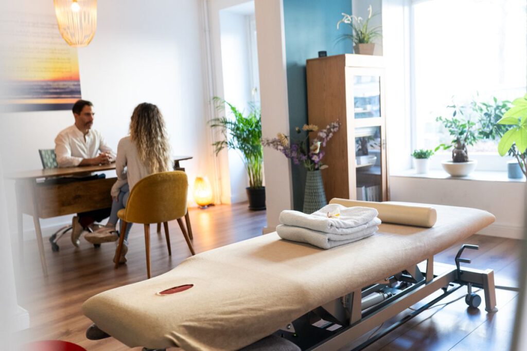 Heilpraktiker Harald Erb im Gespräch mit einer Patientin in seiner Heilpraxis in Berlin Prenzlauer Berg – Darmkur als Teil der Darmsanierung