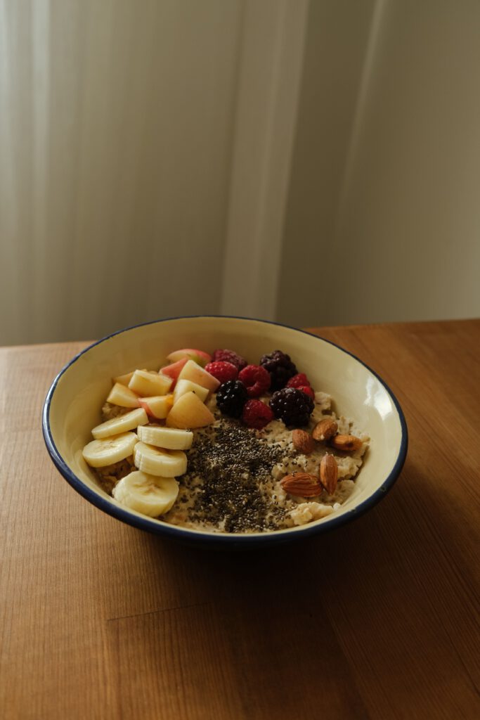 Frühstücksschale mit Haferflocken, Banane, Beeren und Samen – Beispiel für ein darmfreundliches Frühstück