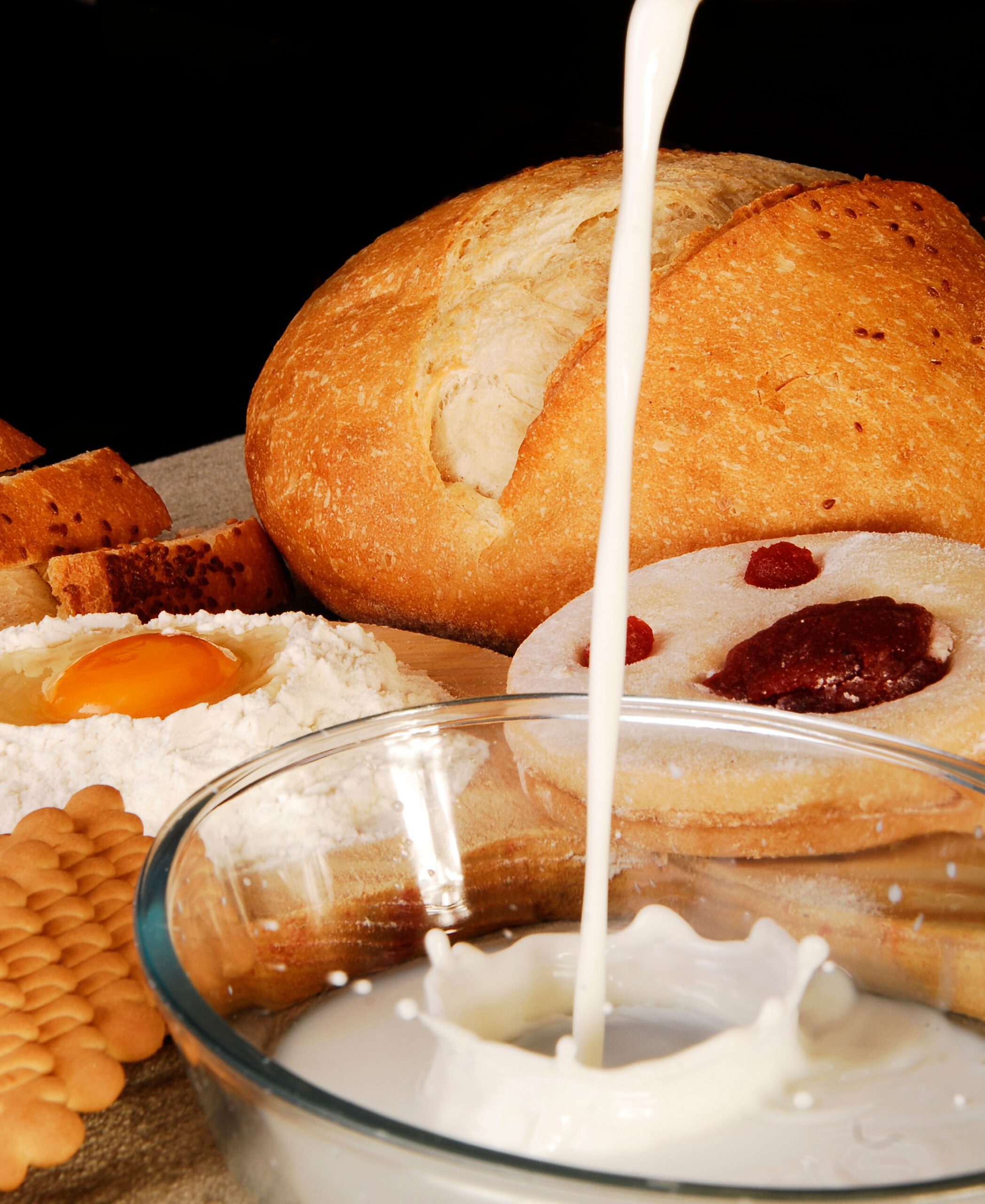 Brot, Milch, Ei, Gebäck und Marmelade – typische Auslöser von Unverträglichkeiten wie Weizen, Laktose und Fruktose