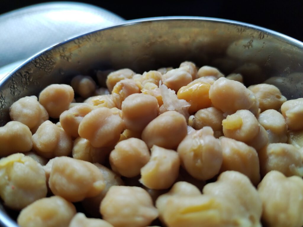 Schale mit gekochten Kichererbsen – Hülsenfrüchte gehören zu den häufig blähenden FODMAP-reichen Lebensmitteln